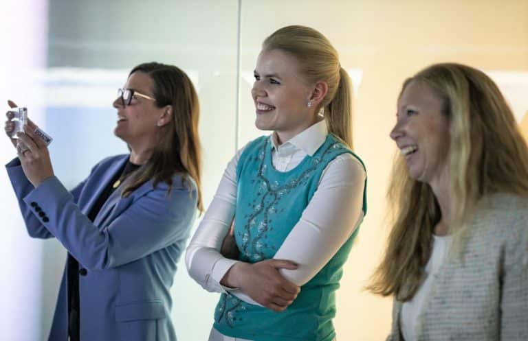 Audience CONVRS live event - Vibeke Hanssen fra Ocean Visioneering AS - Anna With Rødstøl og Elisabeth Remøy fra ÅKP AS - NB Photo Credit ÅKP AS